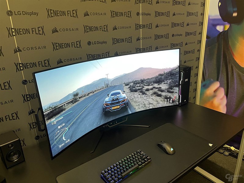 Hình ảnh màn hình Corsair Xeneon Flex lúc ở chế độ uốn cong Hình ảnh màn hình Corsair Xeneon Flex lúc ở chế độ uốn cong