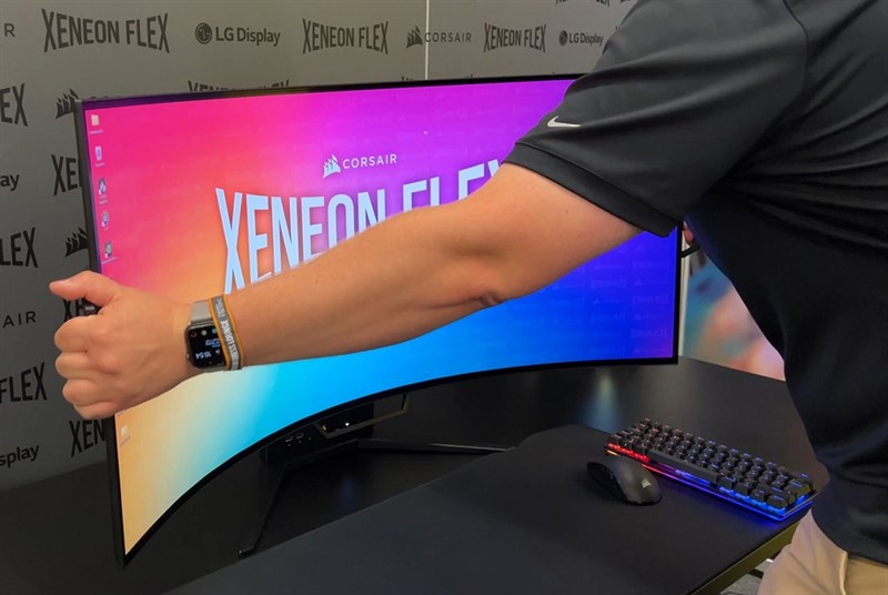 Uốn cong màn hình Corsair Xeneon Flex Uốn cong màn hình Corsair Xeneon Flex