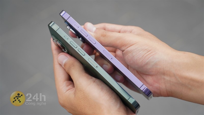 Điểm khác biệt nhỏ nằm ở khe đựng SIM của iPhone 13 Pro Max (bên trái) và iPhone 14 Pro Max (bên phải).