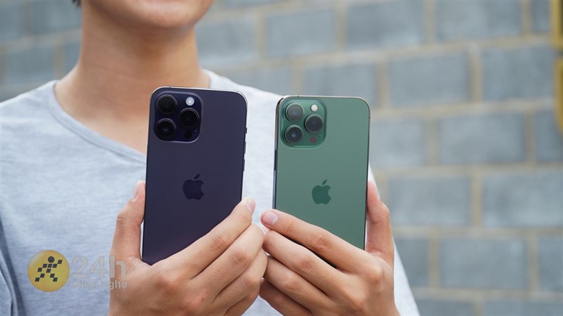 iPhone 14 Pro Max (trái) có thiết kế gần như tương đồng với iPhone 13 Pro Max (phải).