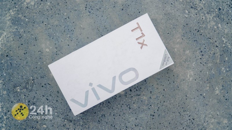 Hộp đựng của Vivo T1x có thiết kế hiện đại với tone màu chủ đạo là bạc và trắng.