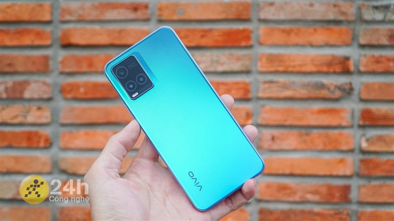 Mặt lưng của Vivo T1x được hoàn thiện bằng chất liệu nhựa, hơi cong nhẹ ở phần tiếp xúc với khung viền.