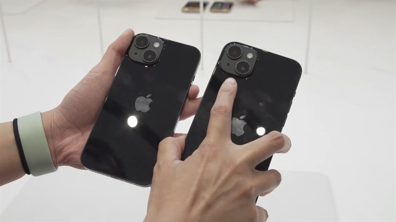 iPhone 14 Plus có thiết kế tương đồng với iPhone 14 nhưng kích thước lớn hơn iPhone 14 Plus có thiết kế tương đồng với iPhone 14 nhưng kích thước lớn hơn