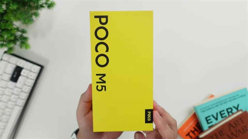 POCO M5 có phần thiết kế vỏ hộp trông rất trẻ trung với tone màu vàng bắt mắt. POCO M5 có phần thiết kế vỏ hộp trông rất trẻ trung với tone màu vàng bắt mắt.