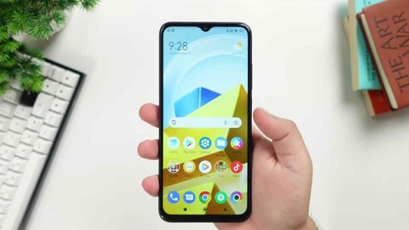 Mặt trước của POCO M5 sẽ có dạng màn hình giọt nước với các cạnh viền trái phải và trên mỏng còn cạnh dưới sẽ dày hơn đôi chút. Mặt trước của POCO M5 sẽ có dạng màn hình giọt nước với các cạnh viền trái phải và trên mỏng còn cạnh dưới sẽ dày hơn đôi chút.