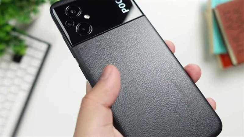 Mặt sau của POCO M5 có thiết kế khá lạ mắt. Mặt sau của POCO M5 có thiết kế khá lạ mắt.