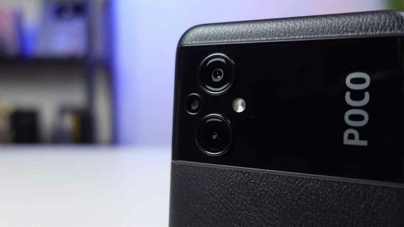 POCO M5 có cụm ba camera sau với 3 ống kính. POCO M5 có cụm ba camera sau với 3 ống kính.