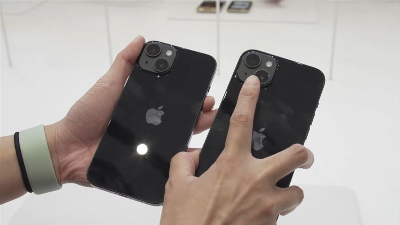 Mặt lưng của iPhone 14 vẫn có phong cách thiết kế tối giản với logo quả táo ở vị trí trung tâm và cụm camera kích thước lớn. Mặt lưng của iPhone 14 vẫn có phong cách thiết kế tối giản với logo quả táo ở vị trí trung tâm và cụm camera kích thước lớn.