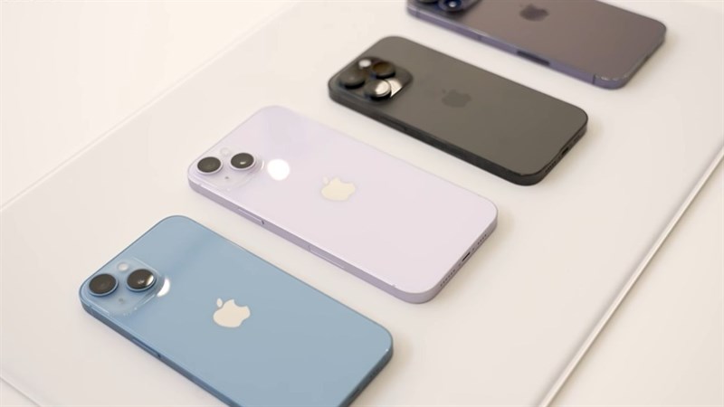 iPhone 14 vẫn mang phong cách thiết kế quen thuộc của các thế hệ iPhone tiền nhiệm với khung viền vuông vức và hai mặt kính phẳng trước sau. iPhone 14 vẫn mang phong cách thiết kế quen thuộc của các thế hệ iPhone tiền nhiệm với khung viền vuông vức và hai mặt kính phẳng trước sau.