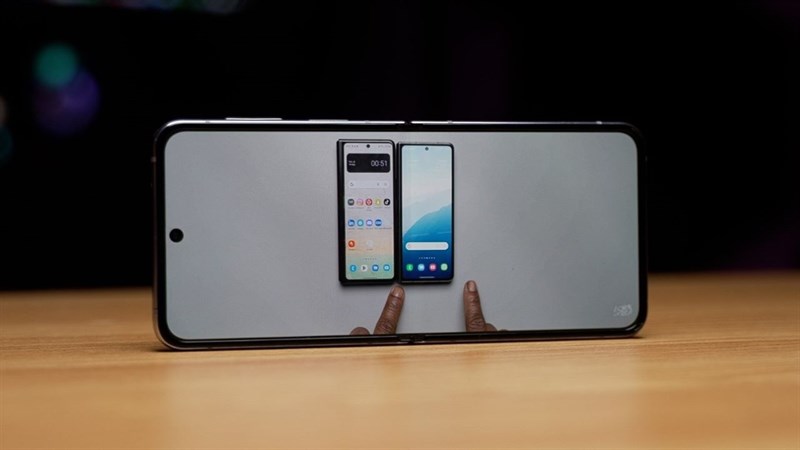 Màn hình Galaxy Z Flip4 có hỗ trợ xem video HDR10 Màn hình Galaxy Z Flip4 có hỗ trợ xem video HDR10
