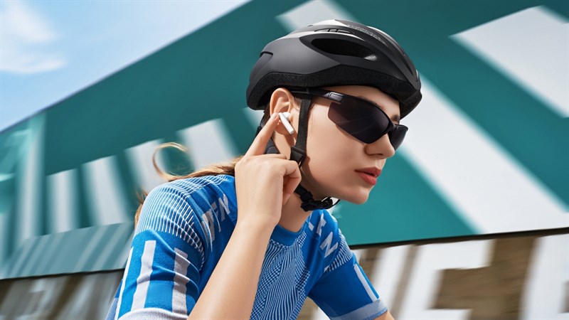 Chỉ cần chạm vào tai nghe để trả lời cuộc gọi, thay đổi bản nhạc, điều chỉnh âm lượng,... mà không cần mở điện thoại Chỉ cần chạm vào tai nghe để trả lời cuộc gọi, thay đổi bản nhạc, điều chỉnh âm lượng,... mà không cần mở điện thoại