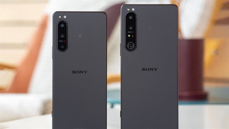 Sony Xperia 5 IV (trái) và Sony Xperia 1 IV (phải) được trang bị kính cường lực nhám ở mặt sau