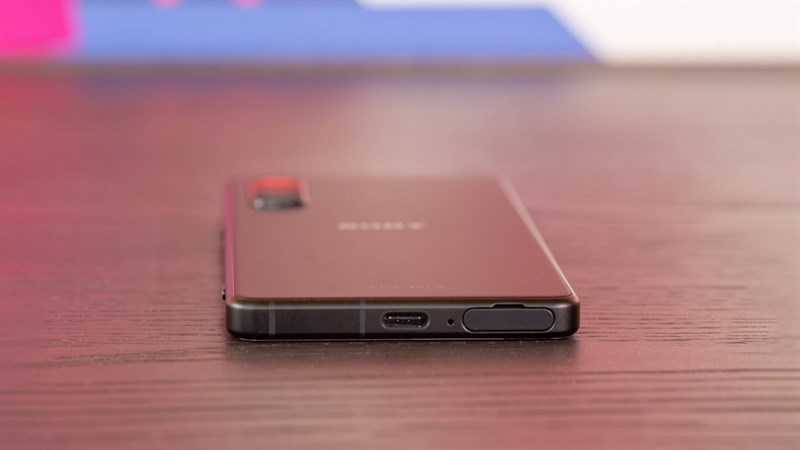 Bên dưới Sony Xperia 5 IV là cổng sạc và khay SIM