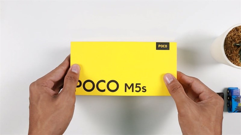 Phần hộp đựng của POCO M5s trông rất đơn giản và quen thuộc Phần hộp đựng của POCO M5s trông rất đơn giản và quen thuộc