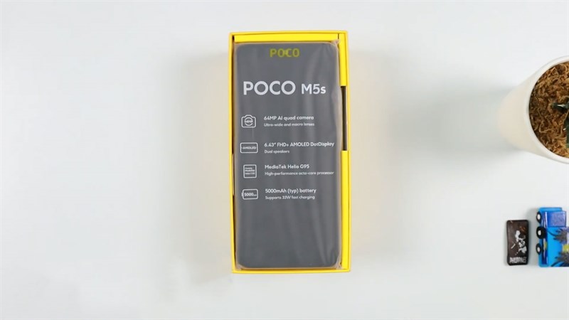 Bên trong hộp là chiếc điện thoại POCO M5s được bọc nilon bảo vệ rất cẩn thận Bên trong hộp là chiếc điện thoại POCO M5s được bọc nilon bảo vệ rất cẩn thận