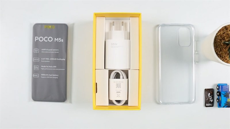 Cuối cùng là ốp lưng bảo vệ POCO M5s và bộ sạc 33 W Cuối cùng là ốp lưng bảo vệ POCO M5s và bộ sạc 33 W