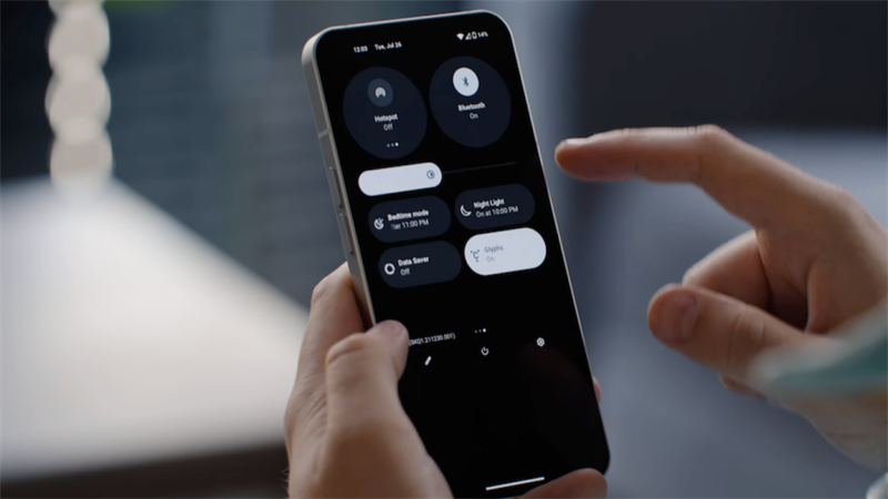 Nothing Phone 1 gây ấn tượng bởi vẻ ngoài sang trọng nhưng vẫn rất phá cách NewsMySeldon Nothing Phone 1 gây ấn tượng bởi vẻ ngoài sang trọng nhưng vẫn rất phá cách NewsMySeldon