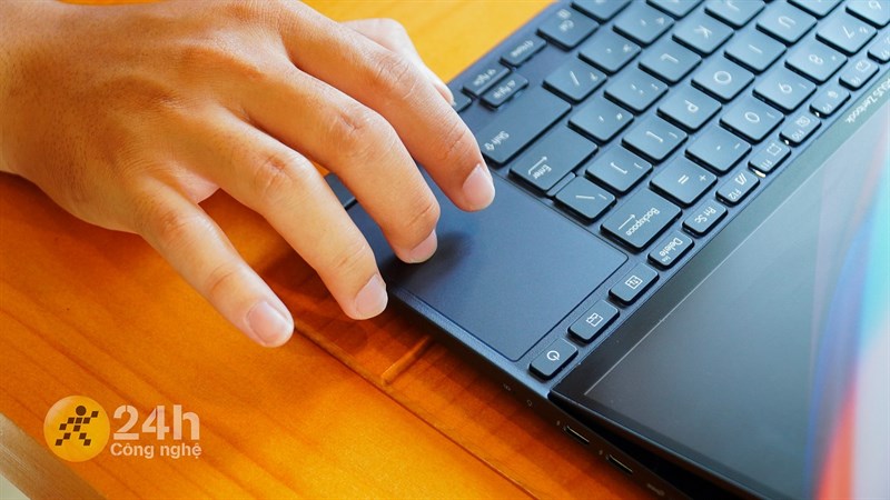 Bàn di chuột của ASUS Zenbook Pro 14 Duo OLED được dời sang bên phải bàn phím giúp dễ sử dụng hơn Bàn di chuột của ASUS Zenbook Pro 14 Duo OLED được dời sang bên phải bàn phím giúp dễ sử dụng hơn