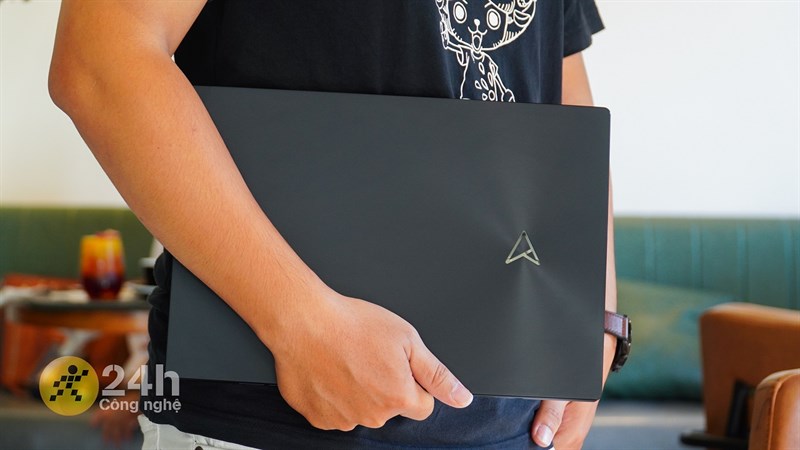 ASUS Zenbook Pro 14 Duo OLED thân hình mỏng nhẹ, lại còn bền bỉ nên mình có thể mang vác đi khắp nơi để làm việc ASUS Zenbook Pro 14 Duo OLED thân hình mỏng nhẹ, lại còn bền bỉ nên mình có thể mang vác đi khắp nơi để làm việc