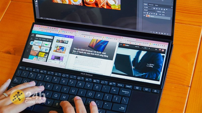 Bàn phím và bàn di chuột của ASUS Zenbook Pro 14 Duo OLED đã được chuyển xuống sát cạnh dưới để nhường chỗ cho màn hình phụ. Bàn phím và bàn di chuột của ASUS Zenbook Pro 14 Duo OLED đã được chuyển xuống sát cạnh dưới để nhường chỗ cho màn hình phụ.