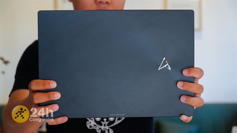 ASUS Zenbook Pro 14 Duo OLED mang trên mình phong cách thiết kế 'Zen' với các đường tròn đồng tâm tinh xảo ASUS Zenbook Pro 14 Duo OLED mang trên mình phong cách thiết kế 'Zen' với các đường tròn đồng tâm tinh xảo
