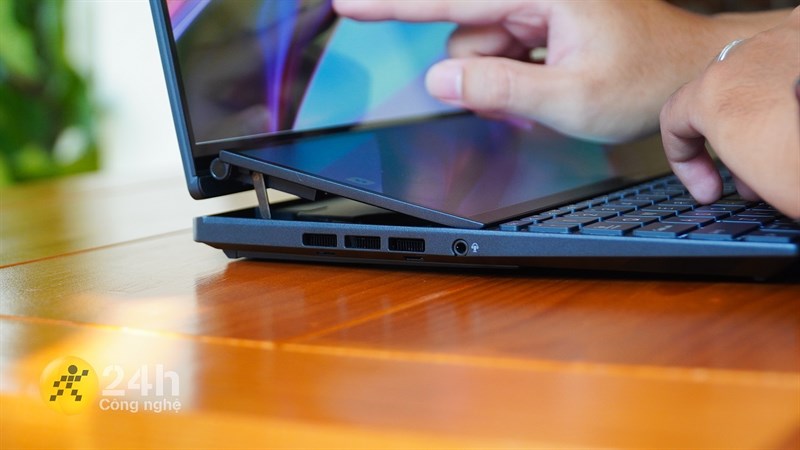 Cạnh phải của ASUS Zenbook Pro 14 Duo OLED là khe thoát nhiệt và cổng tai nghe 3.5 mm Cạnh phải của ASUS Zenbook Pro 14 Duo OLED là khe thoát nhiệt và cổng tai nghe 3.5 mm
