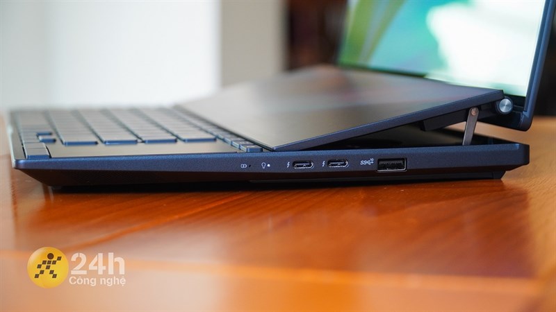 Cạnh trái của ASUS Zenbook Pro 14 Duo OLED là đèn báo pin, đèn trạng thái, hai cổng USB-C Thunderbolt 4 và một cổng USB-A 3.2 Cạnh trái của ASUS Zenbook Pro 14 Duo OLED là đèn báo pin, đèn trạng thái, hai cổng USB-C Thunderbolt 4 và một cổng USB-A 3.2