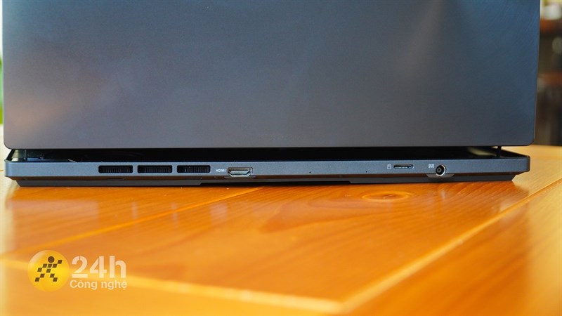 Cạnh sau của ASUS Zenbook Pro 14 Duo OLED là khe thoát nhiệt, cổng HDMI 2.1, khe đọc thẻ nhớ MicroSD và cổng sạc Cạnh sau của ASUS Zenbook Pro 14 Duo OLED là khe thoát nhiệt, cổng HDMI 2.1, khe đọc thẻ nhớ MicroSD và cổng sạc