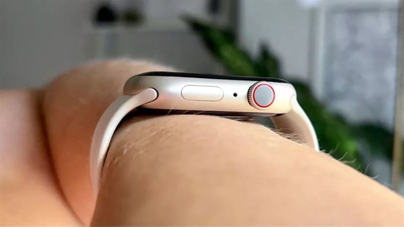 Cạnh phải của Apple Watch Series 8. Cạnh phải của Apple Watch Series 8.