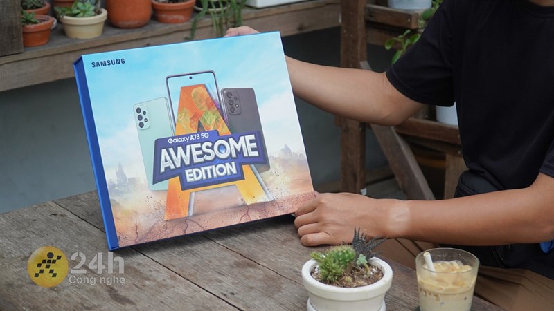 Đập hộp và trên tay trọn bộ Galaxy A73 5G Awesome Edition Đập hộp và trên tay trọn bộ Galaxy A73 5G Awesome Edition