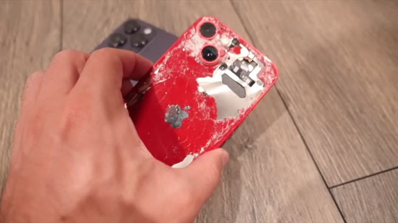 iPhone 13 gần như vỡ hoàn toàn iPhone 13 gần như vỡ hoàn toàn