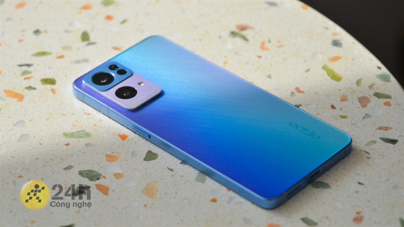 OPPO Reno7 Pro vẫn mang những nét đặc trưng trong thiết kế khiến cho nhiều người yêu thích.