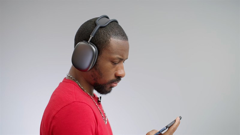 Tính năng Xuyên âm thích ứng hoạt động trên AirPods Max Tính năng Xuyên âm thích ứng hoạt động trên AirPods Max