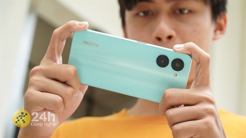 Mặt lưng của realme C33 nổi bật với cụm camera kép to bự