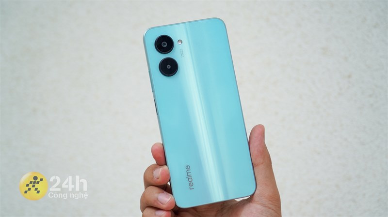 realme C33 thiết kế phẳng cùng các góc cạnh khá vuông vức