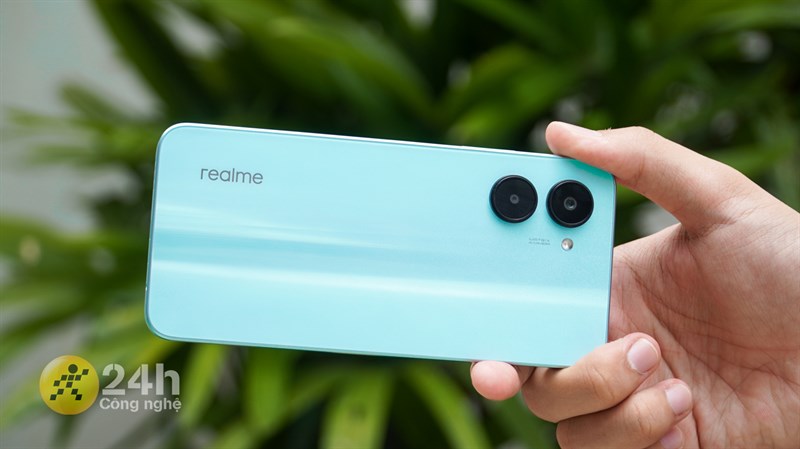 realme C33 có mặt lưng kính nhám cùng khối lượng khá lý tưởng giúp cầm nắm thoải mái