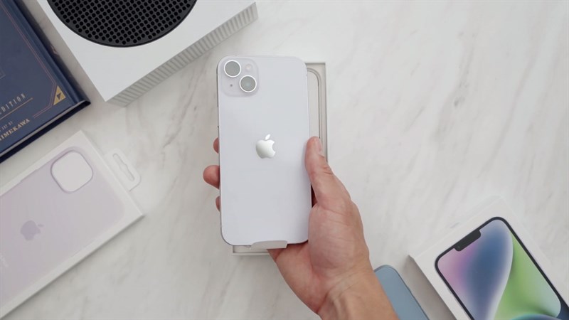 Mở hộp ra thì chúng ta dễ dàng thấy nhân vật chính của ngày hôm nay - iPhone 14 Plus