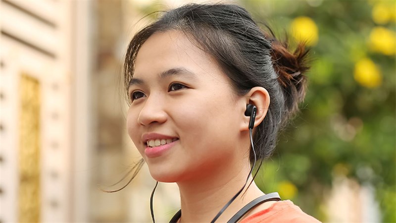 Tùy vào nhu cầu sử dụng mà bạn lựa mua cho mình tai nghe có dây hay tai nghe bluetooth.