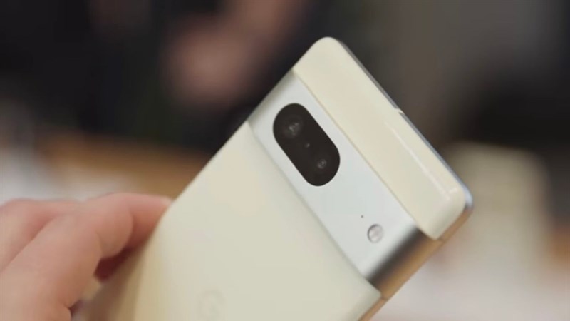 Cụm camera sau của Pixel 7. Nguồn: The Verge.