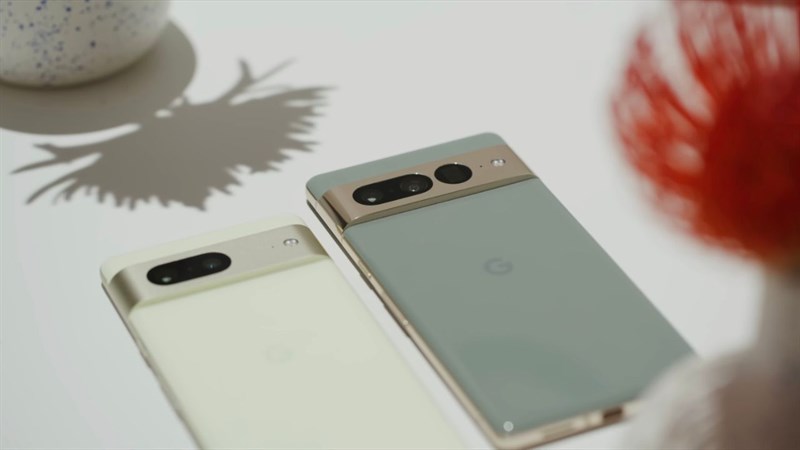 Pixel 7 sở hữu viên pin có dung lượng 4.355 mAh còn Pixel 7 Pro là 5.000 mAh.