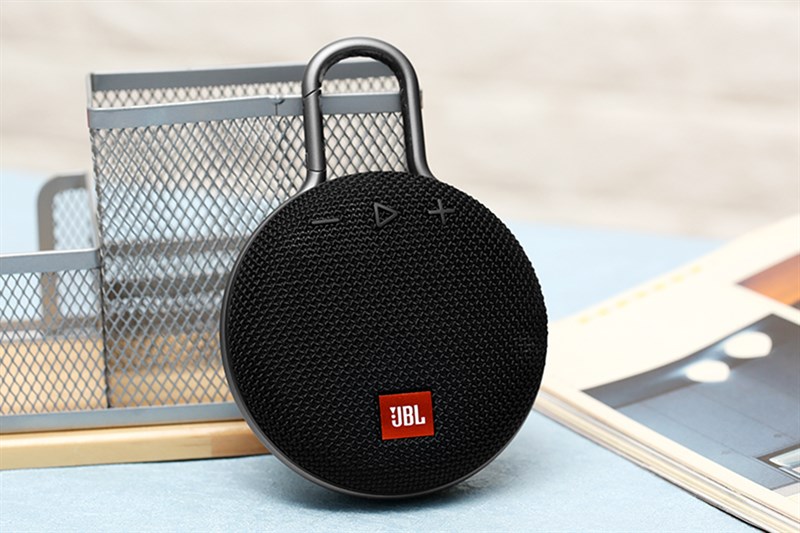 JBL Clip 3 được nhiều người yêu thích bởi thiết kế cực nhỏ gọn và nịnh mắt. JBL Clip 3 được nhiều người yêu thích bởi thiết kế cực nhỏ gọn và nịnh mắt.