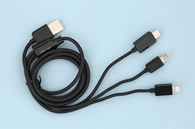 AVA AP03-1000 sở hữu 3 loại kết nối khác nhau để có thể sạc pin cho mọi thiết bị. AVA AP03-1000 sở hữu 3 loại kết nối khác nhau để có thể sạc pin cho mọi thiết bị.