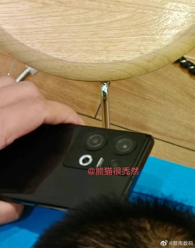 OPPO Reno9 lộ thiết kế thực tế với cụm ba camera sau OPPO Reno9 lộ thiết kế thực tế với cụm ba camera sau