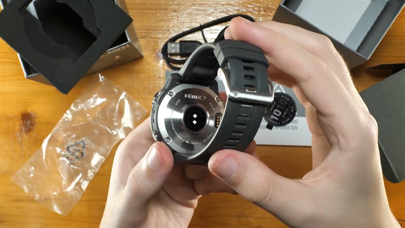 Phần dây đeo silicon của Garmin Fenix 7 được thiết kế dạng đục lỗ giúp đeo tay khá thoải mái Phần dây đeo silicon của Garmin Fenix 7 được thiết kế dạng đục lỗ giúp đeo tay khá thoải mái