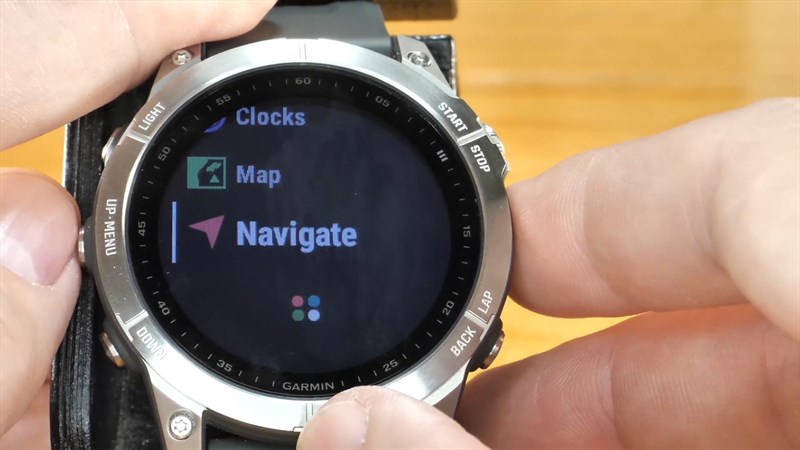 Garmin Fenix 7 còn được trang bị GPS và một viên pin khá lớn để dùng lâu dài Garmin Fenix 7 còn được trang bị GPS và một viên pin khá lớn để dùng lâu dài