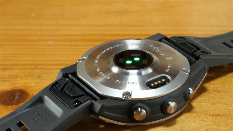 Mặt sau của Garmin Fenix 7 là nơi đặt cụm cảm biến và chân sạc Mặt sau của Garmin Fenix 7 là nơi đặt cụm cảm biến và chân sạc
