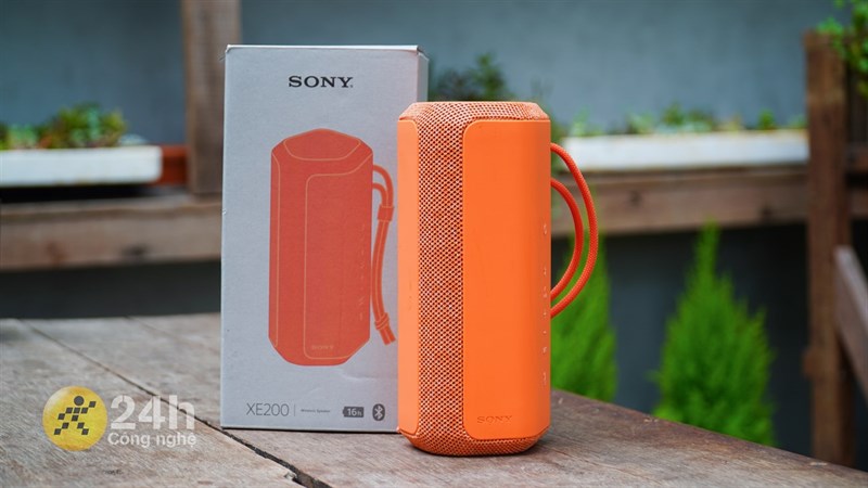 Sony SRS-XE200 sở hữu 4 phiên bản màu khác nhau vô cùng năng động và mình đang có dây loa màu cam cực bắt mắt.