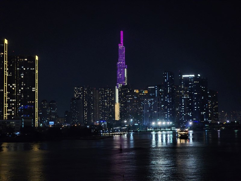 Ngay khi lên cầu và nhìn sang bên phải thì chúng ta đã thấy được tòa Landmark 81 hiện lên rực rỡ qua ống kính của Galaxy S22 Ultra.