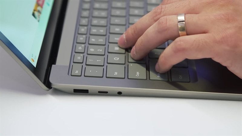 Cạnh trái của Surface Laptop 5 với ba cổng kết nối Cạnh trái của Surface Laptop 5 với ba cổng kết nối