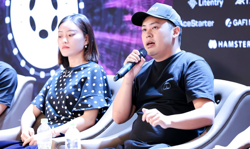 Ông James Wo (trái) và bà Joanna Liang (phải) chia sẻ kỳ vọng về các nhà phát triển Web 3.0 tại Việt Nam dưới góc nhìn của quỹ đầu tư. Ảnh: Trọng Đạt